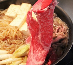 日本的和牛壽喜燒照片