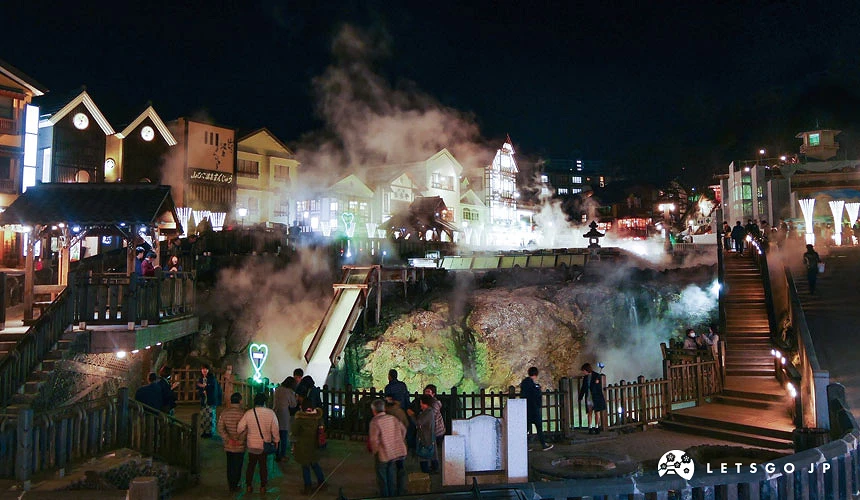草津温泉汤畑夜晚灯光照明与蒸气缭绕的温泉街景