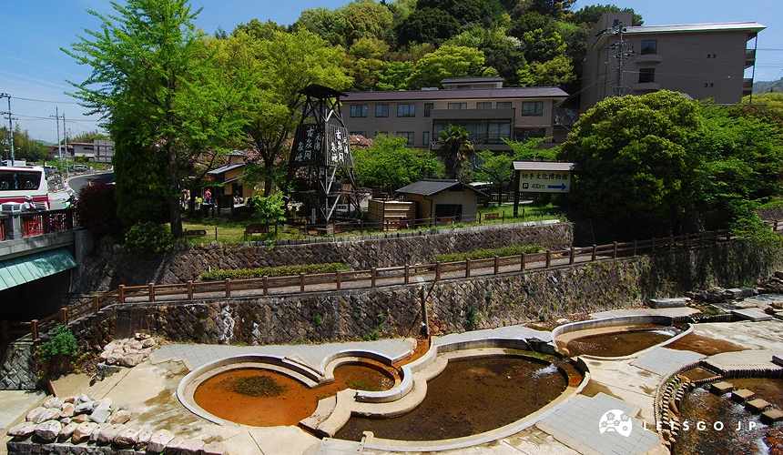 有马温泉亲水公园,户外温泉池与周边街道景观