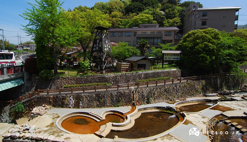 有马温泉亲水公园,户外温泉池与周边街道景观