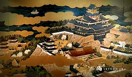 安土城郭资料馆展示的安土城屏风画复制品,金底彩绘描绘琵琶湖畔高耸城楼与城下町