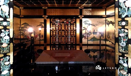 安土城天主六层楼内部复元装潢,金壁彩绘障壁画覆盖四壁,天花板绘有花鸟图案