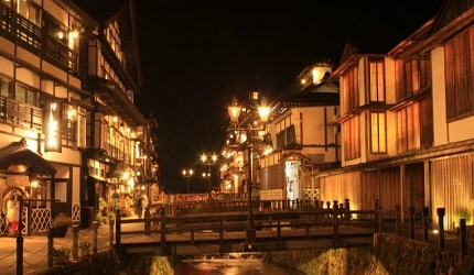 夜晚的銀山溫泉橋