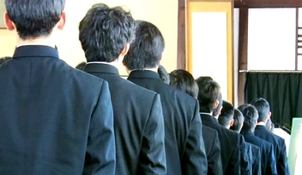 穿著詰襟的男學生