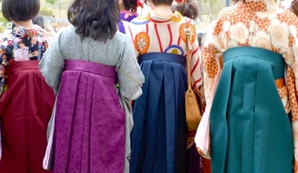 三個穿著袴的女生