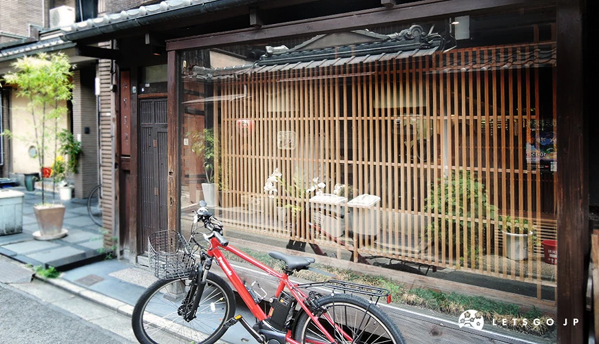 时髦的木栅栏拉面店外观