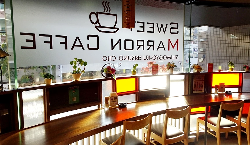 咖啡店的落地窗坐位