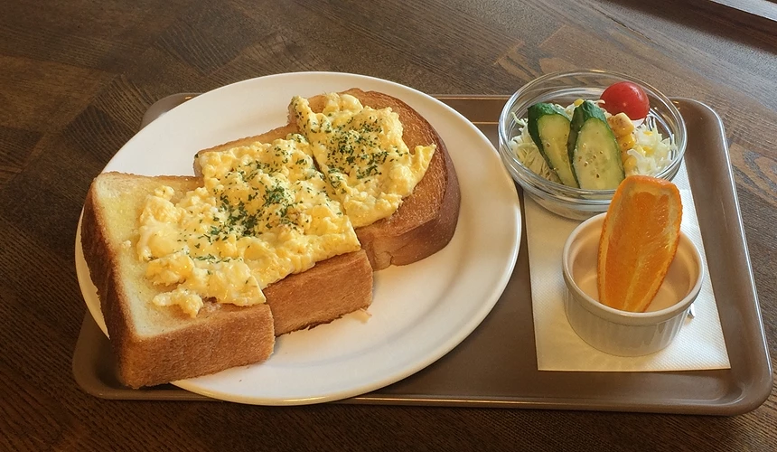 吐司蛋與沙拉水果的輕食拼盤