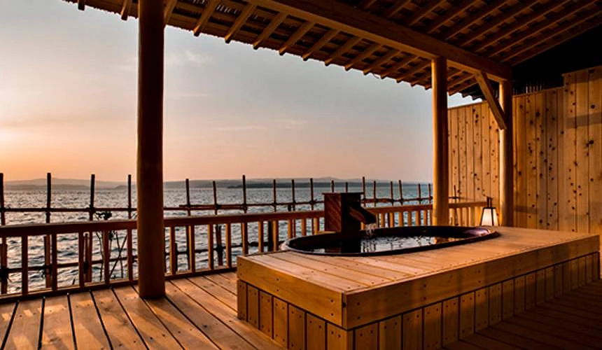 面海的木造露天温泉浴池,夕阳时分可眺望海面景色
