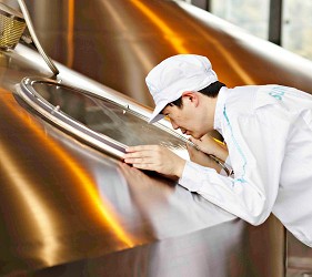 日本啤酒品牌SUNTORY三得利(サントリー)注入生啤酒「The Premium Malt’s」(ザ・プレミアム・モルツ)製作六道程序的過程中確認啤酒製造狀況
