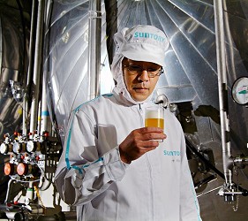 日本啤酒品牌SUNTORY三得利(サントリー)注入生啤酒「The Premium Malt’s」(ザ・プレミアム・モルツ)製作六道程序的過程,用人的「五感」品質把關