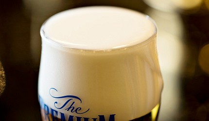 日本啤酒品牌SUNTORY三得利(サントリー)的啤酒「The Premium Malt’s」(ザ・プレミアム・モルツ)的啤酒泡沫綿密地就像奶霜