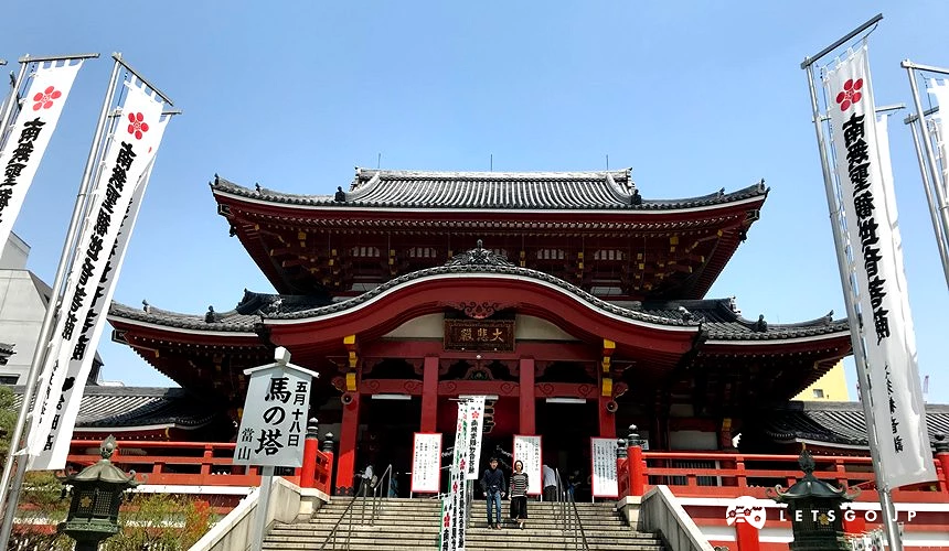 晴天之下大須觀音氣派的門面