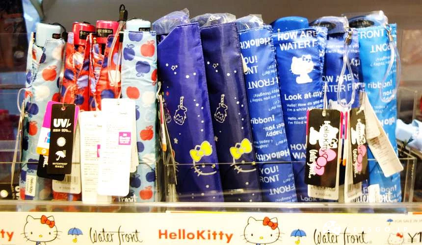電器量販店雨傘專區展示多款品牌摺疊雨傘整齊排列於貨架上