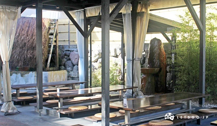 半開放式足湯餐廳「緣間」用餐區,木造屋頂下排列多張桌椅