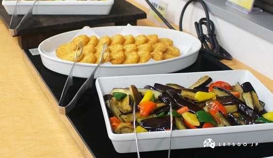 飯店內的自助餐檯,擺放著多樣化的熱食料理