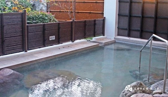 杜之湯度假區的露天溫泉,浴池由木頭建造,被綠色植栽環繞