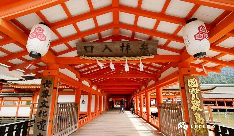 红色的严岛神社入口