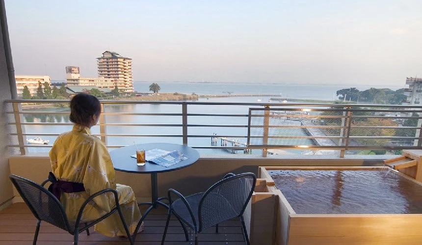 房内附露天温泉的客房,阳台可眺望海景并设有温泉浴池