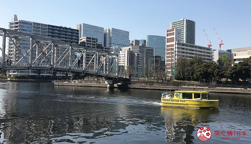 天王洲島河岸景觀,有黃色船隻行經河道
