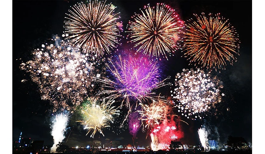 足立花火五種顏色的花火