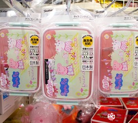 日本超好買的免稅店LAOX內有售的佩佩豬分隔便當盒