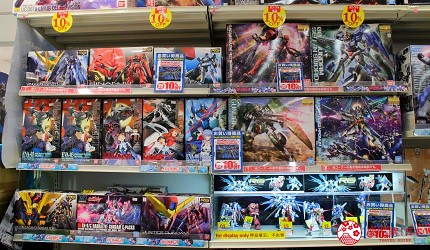 日本超好買的免稅店LAOX內有售多款鋼彈模型