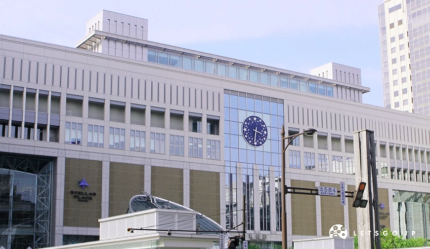 札幌車站外觀與STELLAR PLACE購物中心外牆,建築中央可見象徵性的藍色星形時鐘標誌