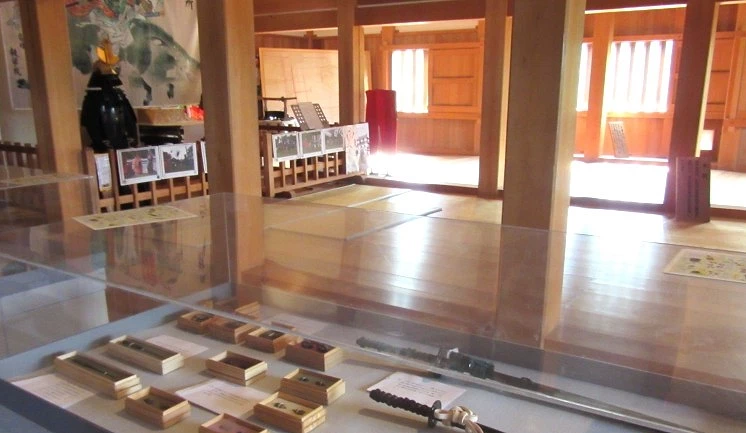 天守閣內部展示多把日本刀,陳列於木製展示台上