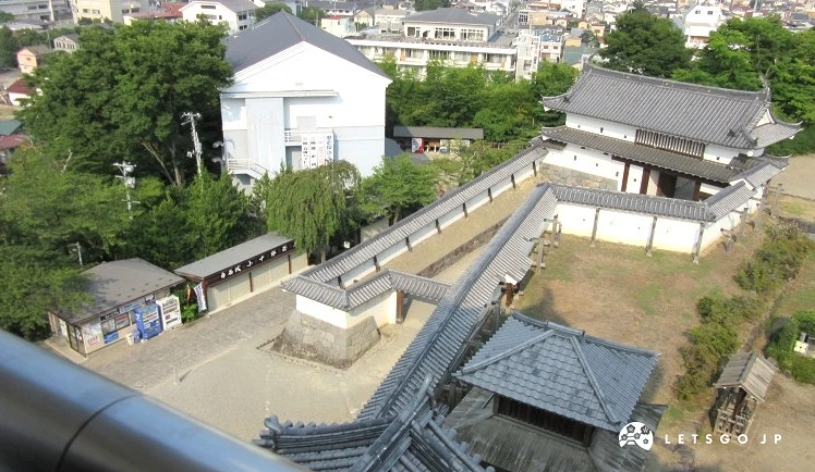 從白石城天守閣俯瞰城內建築群與周邊街景