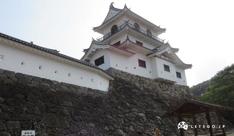 白石城天守閣背側外觀,石牆基座與多層屋頂