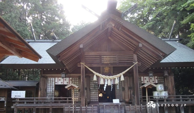 神明社本殿正面,木造社殿入口,前方掛有注連繩