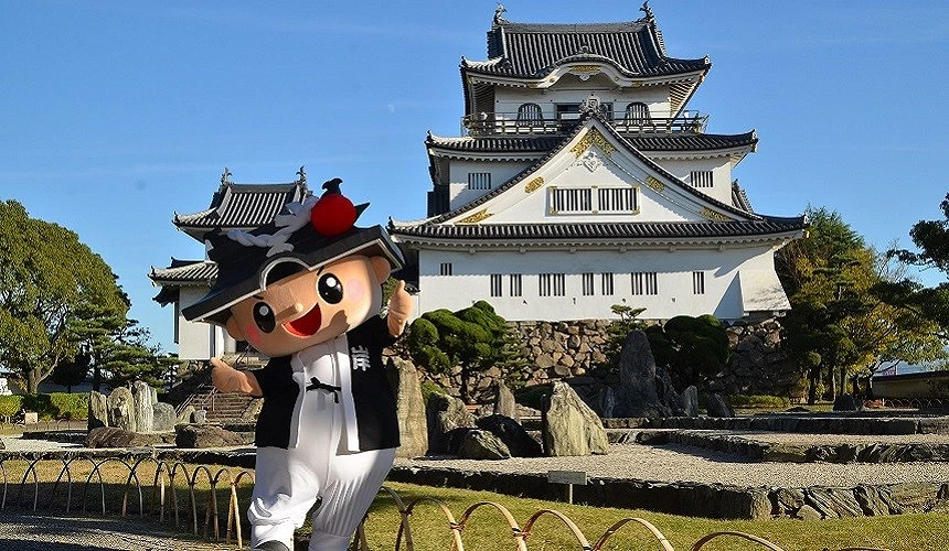吉祥物站在岸和田城前