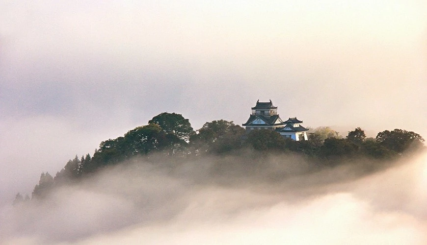 云雾包围的日本城郭