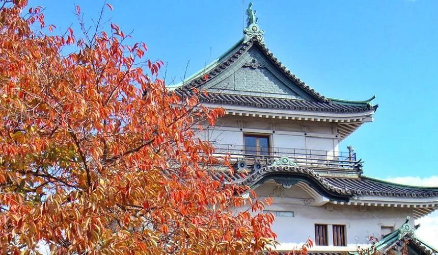 日本城堡一旁有楓紅點綴