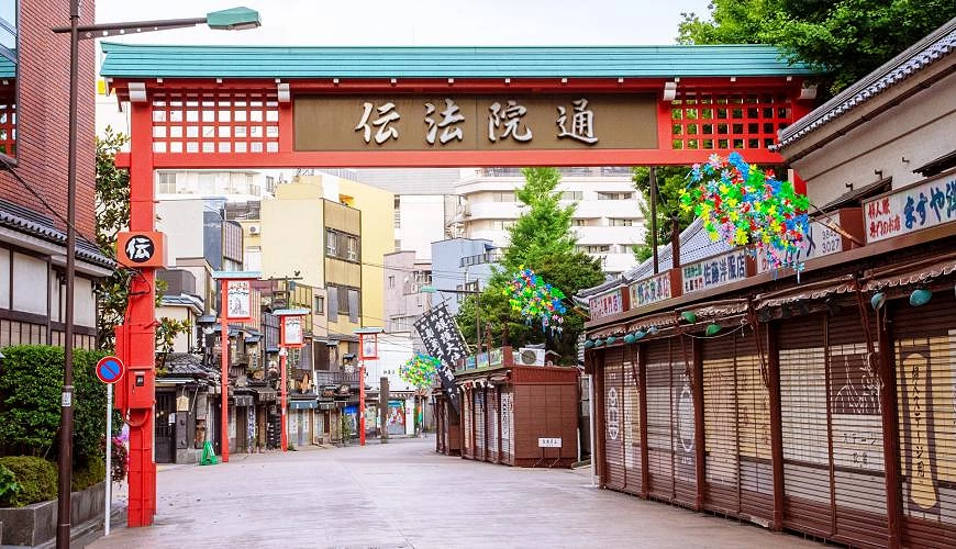 傳法院通招牌及商店街道