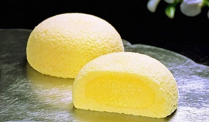 兩顆「萩之月」放在銀色盤中