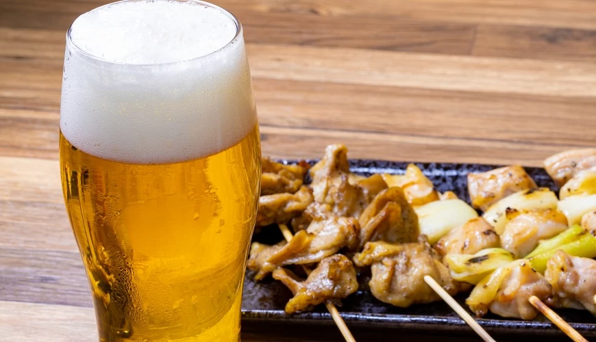 啤酒和一盤串燒