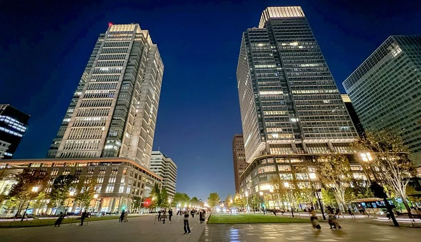 東京車站正對面的丸之內大廈與新丸之內大廈外觀