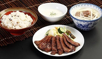 善治郎牛舌套餐,有牛舌、米饭、山药泥和牛尾汤