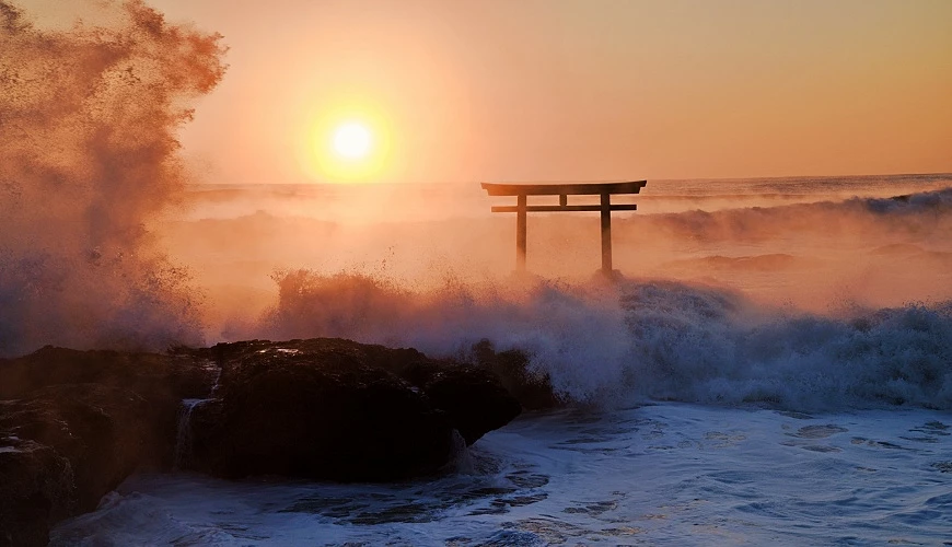 夕陽下的海上鳥居