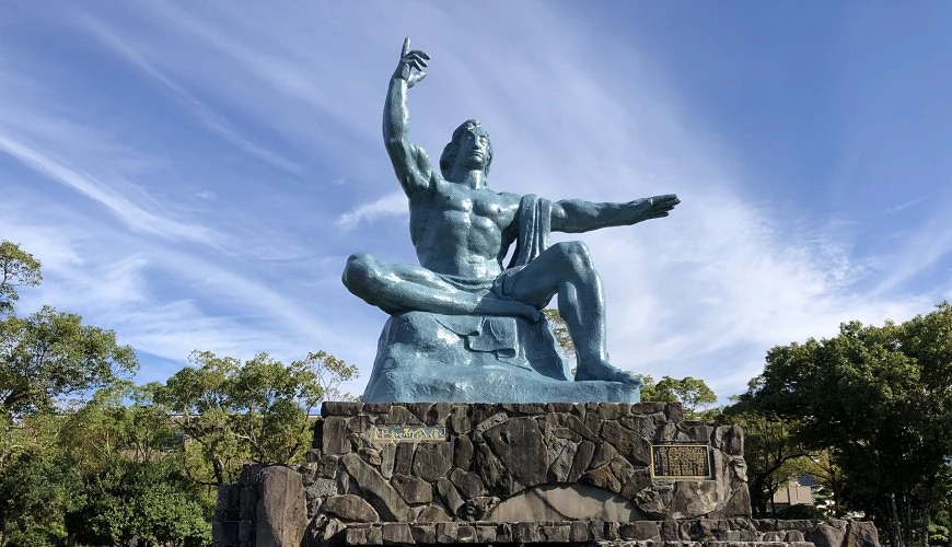 长崎北边和平公园的和平祈祷雕像