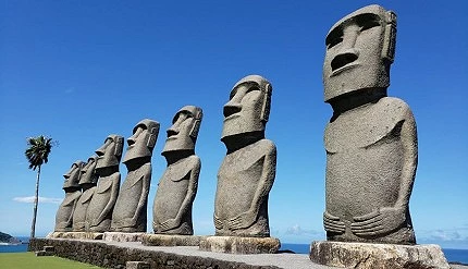 五座摩艾石像