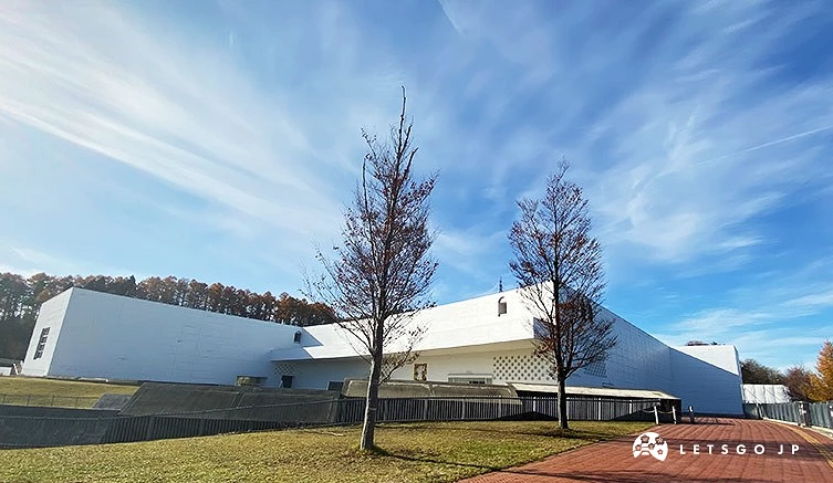青森縣立美術館白色建築,外圍紅磚道及兩棵樹