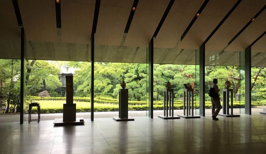 根津美術館透明落地窗及館內展示品