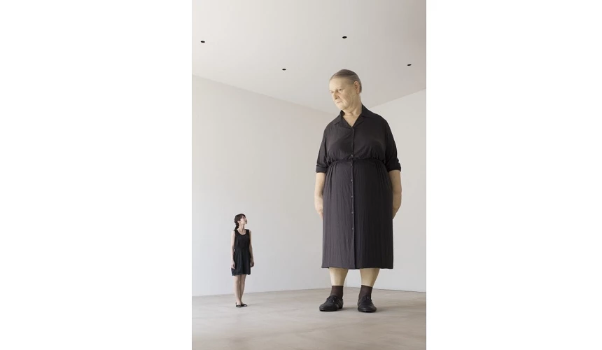 寫實女性雕塑「Standing Woman」