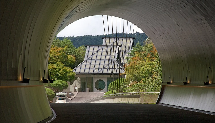 MIHO美術館隧道看出去建築本體