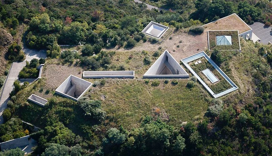 由上往下俯瞰有草地中有正方形 長條型 三角形建築