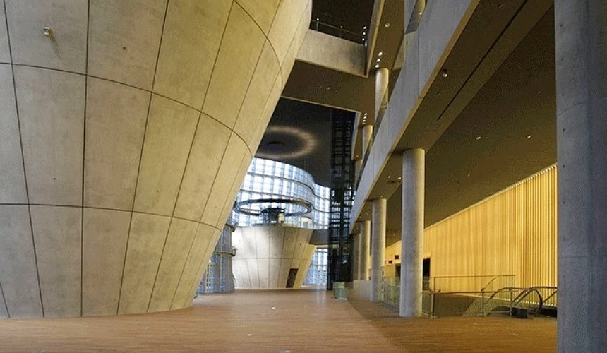 國立新美術館建築內部水泥牆設計