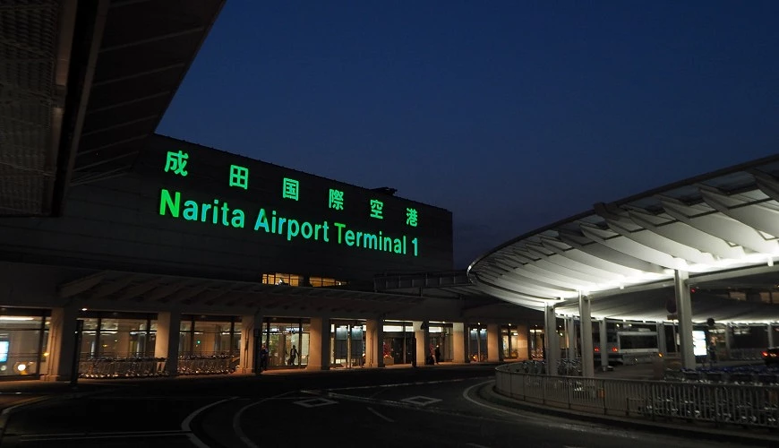 夜色下的成田國際機場第一航廈外觀